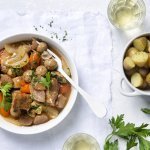 Kalfsfricassee op grootmoederswijze, met versgemaakte gehaktballetjes, champignons en krieltjes. Ze staan klaar op tafel om meteen op te scheppen en te genieten van dit stoofpotje. 