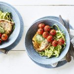 Een heerlijke stukje varkensfilet ligt op een bedje van courgetti. We dienen het gerechtje op met kruidenolie en ovengeroosterde kerstomaatjes. Het gerechtje is gepresenteerd in trendy blauw diep bordje.