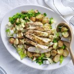 Een groot bord is rijkelijk gevuld met stukjes groenten, fruit, aardappel en gebakken kip. Hij is afgewerkt met een heerlijke currydressing. Schep maar op, zou ik zeggen. 