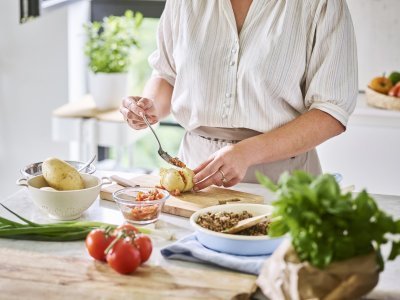 Vrouw kookt in de keuken