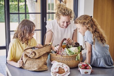 Mama en kinderen in keuken met boodschappen