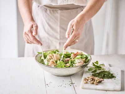 Vrouw maakt salade