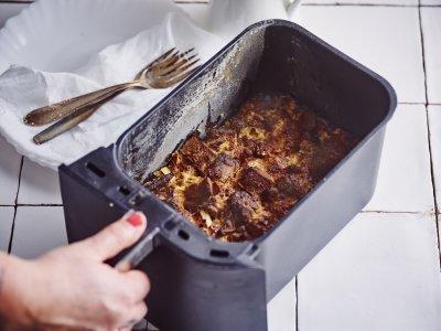 Een broodpudding uit de airfryer... Oh yes. Wij maakte eentje met extra veel smaak door appel, peer en speculaas toe te voegen. 