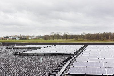 Drijvende zonnepanelen in waterbassin