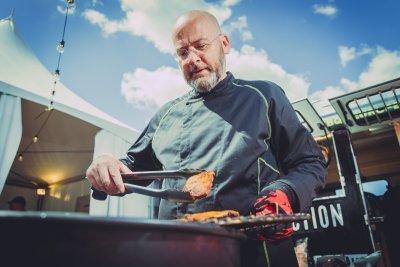 Mano Zaal aan de barbecue