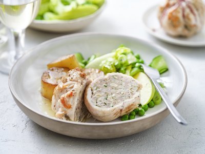 Een pakje op je bord, dat mag je letterlijk nemen. We maakten van de kalkoenlapjes kleine pakjes gevuld met gehakt, noten en berloumi. We serveren hem met een frisgroene salade van erwtjes, komkommer en sla. En daarbij boterpatatjes of melting potatoes, mmm. 