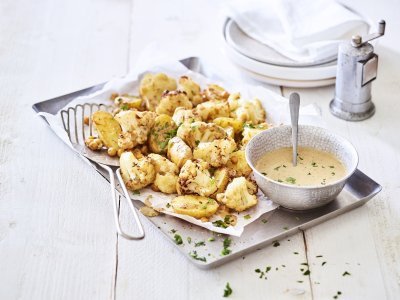 Een ovenschotel gevul de goud! Zo ziet hij er eigenlijk een beetje uit. De ovenschotel is bestaat nl uit kleine aardappelen, kikkererwten en bloemkoolroosjes. We dienen hem op met een heerlijk sausje op basis van tahini. Alles afgewerkt met groene snippers van de peterselie. 