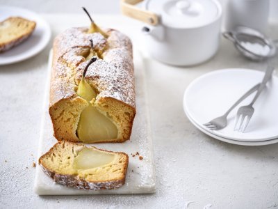 Een traditionele cake staat op de tafel, en toch is hij specialer dan een andere cake. We maakten een perencake met volledige peertjes erin. Inderdaad, volledige peren, met steeltje en al piepen uit de cake omdat ze rechtop in het beslag werden gezet.