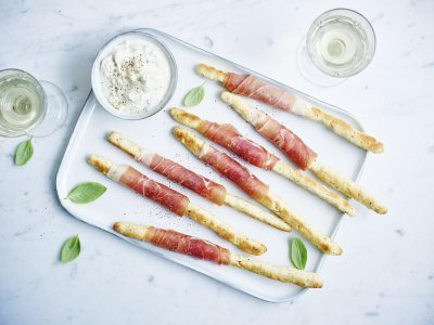 Gressins au jambon séché et sauce au fromage bleu