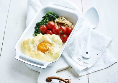 Cloud eggs, épinards sautés, tomates et champignons