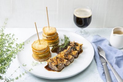 Crumble d’agneau, tourelle de légumes et sauce à la bière