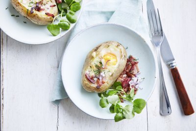 Gevulde aardappel in de schil met ei, kaas en spekjes