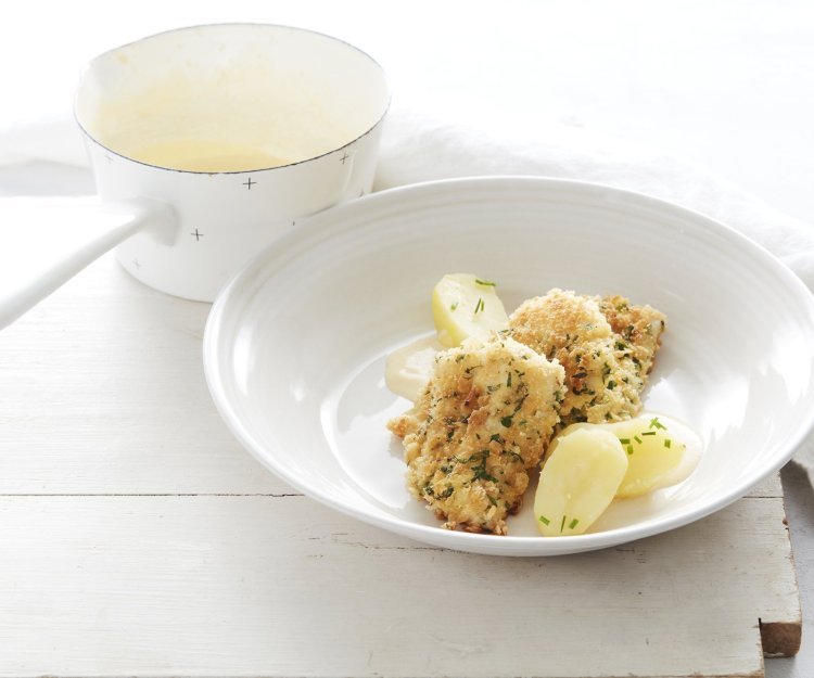 Schartong klaargemaakt als fishstick met een lichtgele mousselinesaus en een gekookt patatje... mmmm. Gezellig in een diep wit bord, op een houten plank geplaatst. Het pannetje met mousselinesaus werd er naast geplaatst voor wie er niet genoeg van krijgt. 