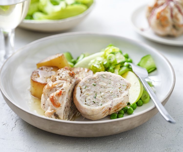 Een pakje op je bord, dat mag je letterlijk nemen. We maakten van de kalkoenlapjes kleine pakjes gevuld met gehakt, noten en berloumi. We serveren hem met een frisgroene salade van erwtjes, komkommer en sla. En daarbij boterpatatjes of melting potatoes, mmm. 