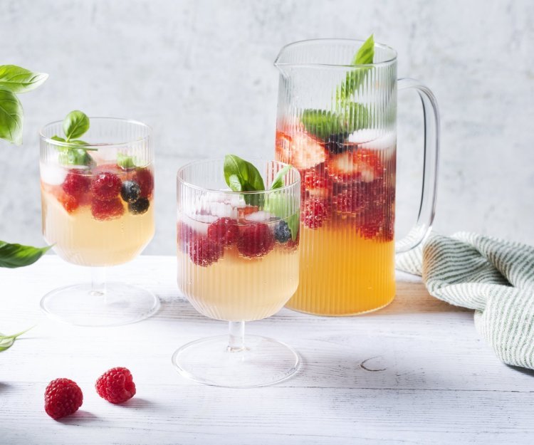 Een heerlijke verkoelende mocktail klaargemaakt in een grote karaf. Er werden al twee glaasje uitgeschonken met verse framboosjes en basilicum afgewerkt. Een plaatje om naar te kijken en er meteen van te drinken. 