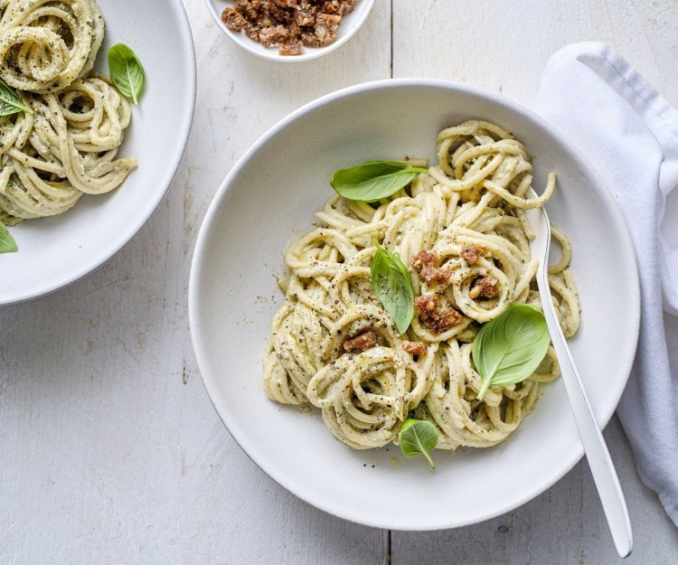 In een bord zit de spaghetti met een pesto gemaakt van aubergine en ricotta. We werken het gerechtje af met nog wat mooie blaadjes basilicum en krokantje broodkruimels.