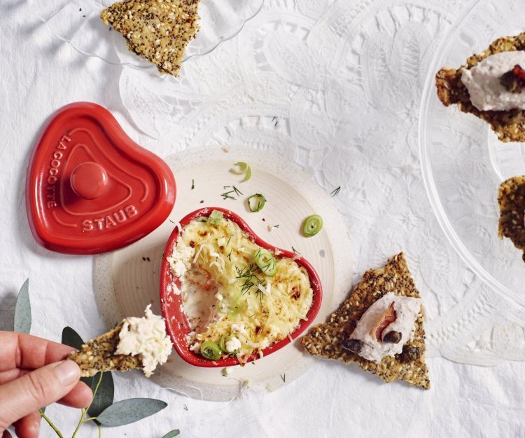 De gegratineerde dip van krab zit in een hartjesvormig potje, ideaal om je geliefde te bekoren vanaf de start van je menu. Daarnaast staan ook de crackers met hammousse. 