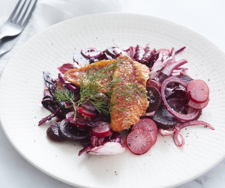 Salade van rode kool, radiccio, radijs en rode ui met gebakken zeebarbeel en chilidressing