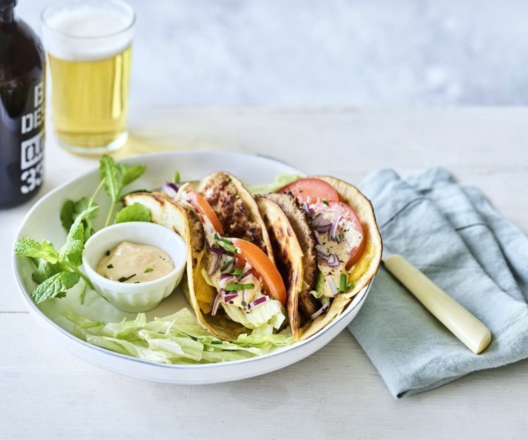 Een twee gevouwen tortilla met hamburger en kaas, die wil ik wel proberen. We werkten hem af met plakjes tomaat, blaadjes ijsbergsla en een homemade sausje. We serveren hem met een fris pintje en nog wat extra sla. 