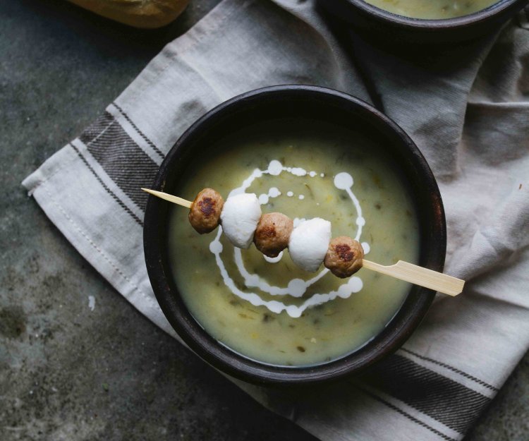 Soupe de poireaux et brochettes de boulettes et mozza