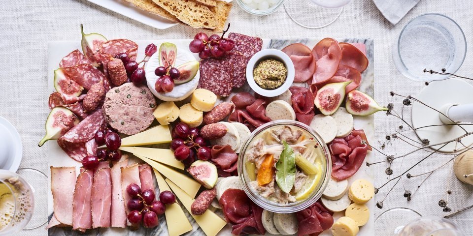 Op het midden van de tafel staat een grote schaal van natuursteen. Je kan deze schotel zien als een grote tapasschotel, maar dan boordevol Belgisch lekkers. Denk maar aan charcutterie, kazen, mosterd en toast. 