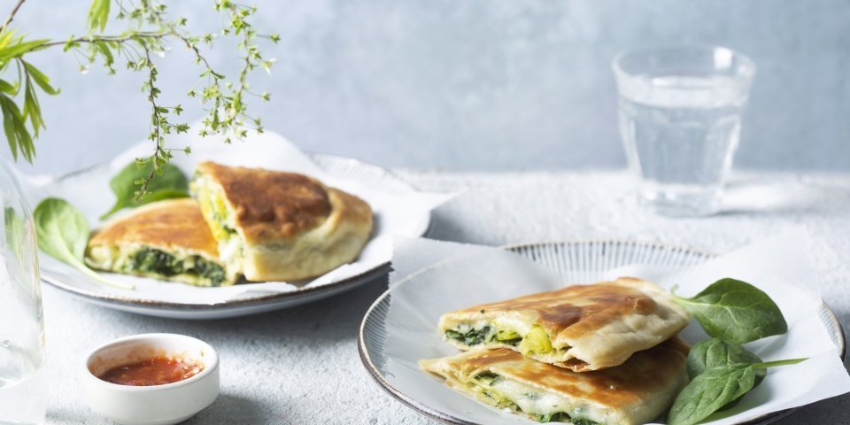 Turkse pannekoek of gözleme genaamd. Deze werden gevuld met spinazie prei en Affligem kaas. We maakte er twee klaar en sneden ze middendoor, zo zie je de vulling mooi tussen het deeg. 