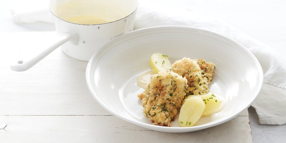 Schartong klaargemaakt als fishstick met een lichtgele mousselinesaus en een gekookt patatje... mmmm. Gezellig in een diep wit bord, op een houten plank geplaatst. Het pannetje met mousselinesaus werd er naast geplaatst voor wie er niet genoeg van krijgt. 