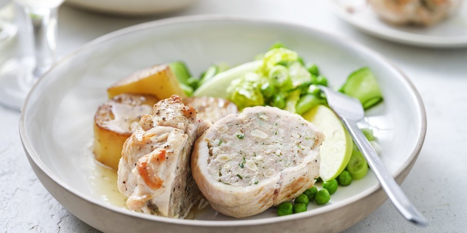 Een pakje op je bord, dat mag je letterlijk nemen. We maakten van de kalkoenlapjes kleine pakjes gevuld met gehakt, noten en berloumi. We serveren hem met een frisgroene salade van erwtjes, komkommer en sla. En daarbij boterpatatjes of melting potatoes, mmm. 