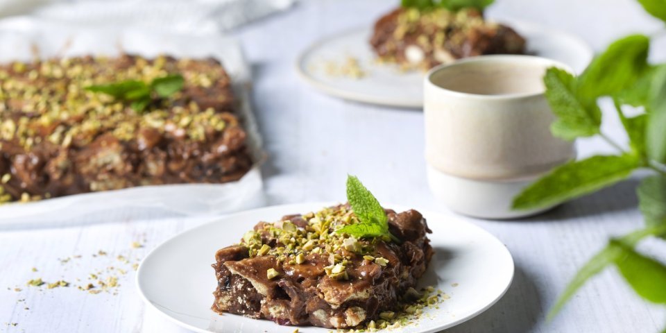 Een chocoladetaart die zelf niet in de oven moet, top! Ze werd al aangesneden en gepresenteerd op twee dessertbordjes met koffie. Tijd voor een vieruurtje. 