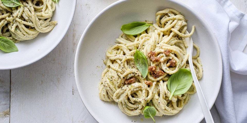 In een bord zit de spaghetti met een pesto gemaakt van aubergine en ricotta. We werken het gerechtje af met nog wat mooie blaadjes basilicum en krokantje broodkruimels.