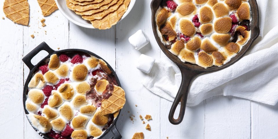 S'mores dip maak je met marshmallows die lichtjes in de oven gaan om te smelten en te kleuren. Wij voegden ook nog framboosjes en rode besje toe in onze gietijzeren zwarte pan. Een heerlijk dessert om te dippen met Jules Destrooper koekjes. 