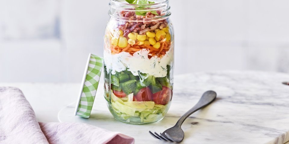 Wat is er nu duurzamer dan je lunch mee te nemen in een glazen bokaal? En dat niet alleen, het is nog eens super mooi. De salade ligt in laagje in je pot, perfect en gezond. 