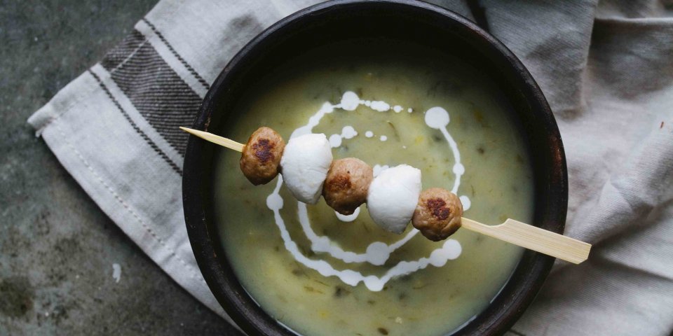 Soupe de poireaux et brochettes de boulettes et mozza