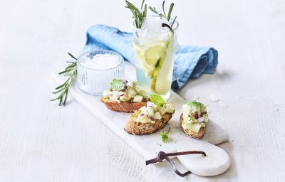 Rozemarijnlimonade met peer staat op tafel, klaar om te proeven. Wij serveren hem met burschetta met perensalsa en blauwe schimmelkaas