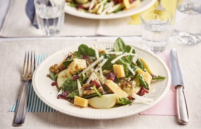 Op tafel staan twee borden, mooi tegenover elkaar. De borden zijn gevuld met een slaatje van linzen, spinazie, reepjes koolrabi en appel en brokjes Flandrien kaas. Een kleurrijk en voedzaam gerechtje. 