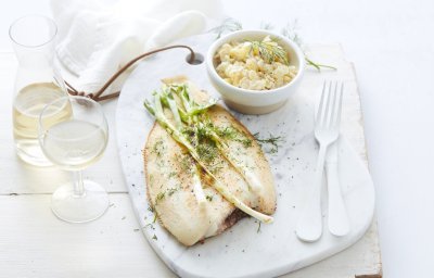 Macédoine van venkel en krieltjes met tongschar, gegrilde lente-ui, dille