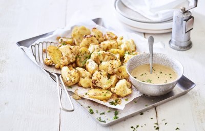 Een ovenschotel gevul de goud! Zo ziet hij er eigenlijk een beetje uit. De ovenschotel is bestaat nl uit kleine aardappelen, kikkererwten en bloemkoolroosjes. We dienen hem op met een heerlijk sausje op basis van tahini. Alles afgewerkt met groene snippers van de peterselie. 