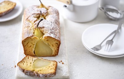 Een traditionele cake staat op de tafel, en toch is hij specialer dan een andere cake. We maakten een perencake met volledige peertjes erin. Inderdaad, volledige peren, met steeltje en al piepen uit de cake omdat ze rechtop in het beslag werden gezet.