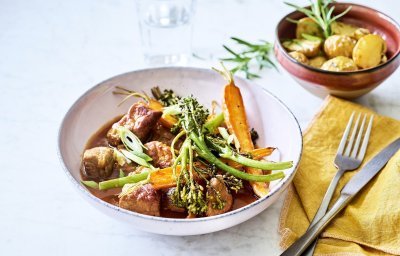 Een heerlijk stoofpotje dat jou en je hart volledig verwarmt! Dit stoofpotje van kalfvlees smaakt naar nog. Het is een kleurrijk gerechtje met de doormidden gesneden wortel en bimi stukjes op. Er ligt een okerkleurige servette langs, bestek en nog enkele gebakken patatjes voor de liefhebbers.