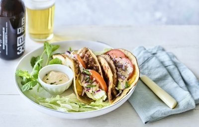 Een twee gevouwen tortilla met hamburger en kaas, die wil ik wel proberen. We werkten hem af met plakjes tomaat, blaadjes ijsbergsla en een homemade sausje. We serveren hem met een fris pintje en nog wat extra sla. 