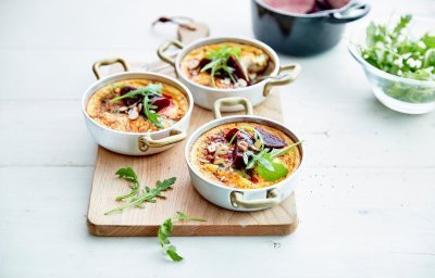 Ovenschotel met steenbolk blauwe kaas en rode biet