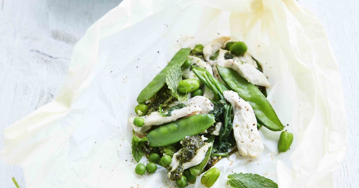 Papillote de légumes verts, pesto de roquette et poulet