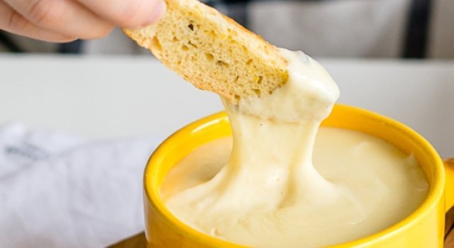 Faire Une Fondue Au Fromage Conseils Et Recettes Bien De Chez Nous 