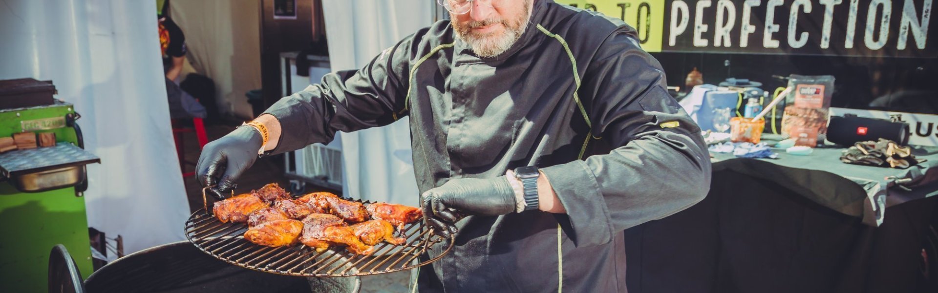 Mano Zaal aan de barbecue