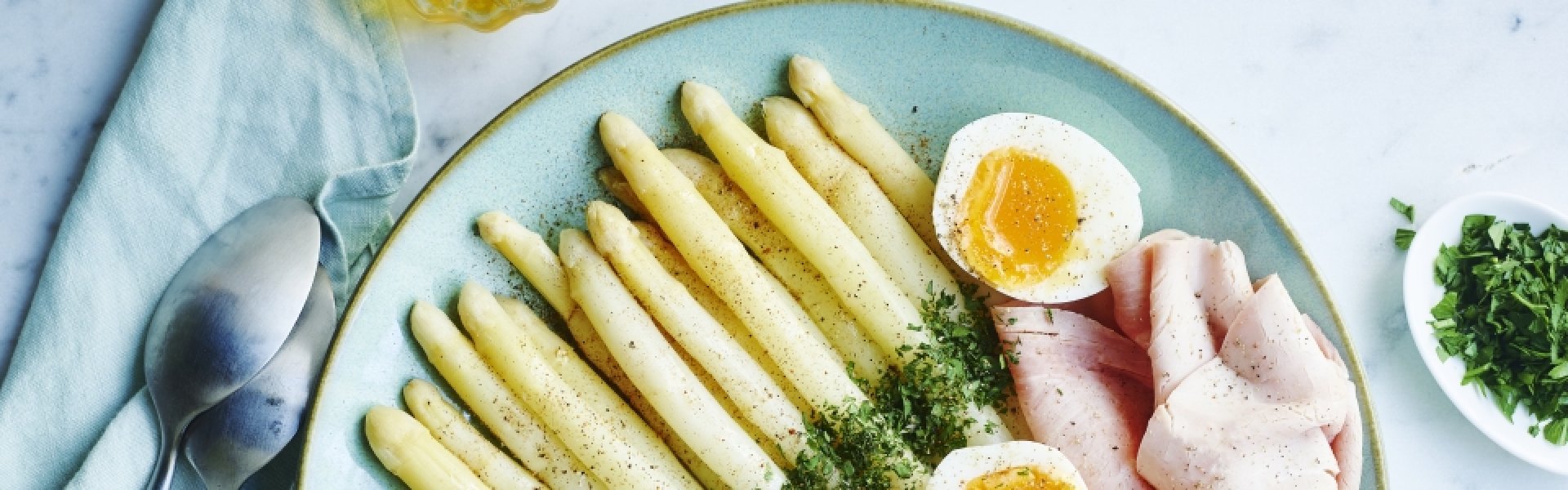 Asperges met ei en gekookte ham