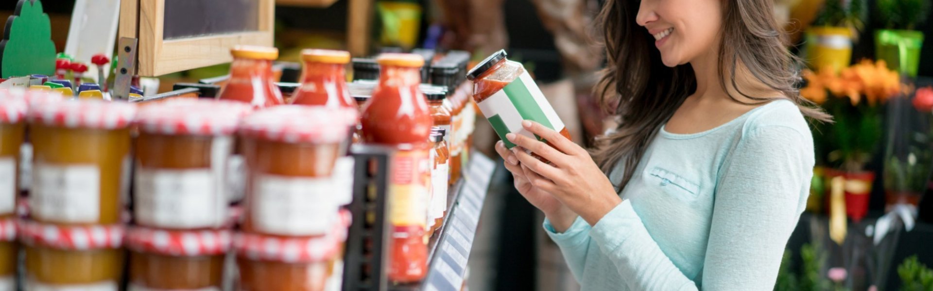 Cliente regarde un pot de sauce tomate