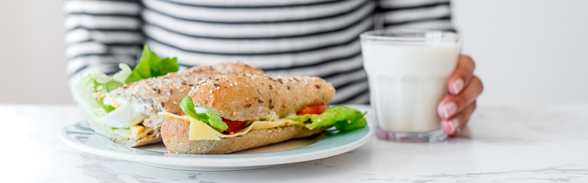 Sandwich et verre de lait