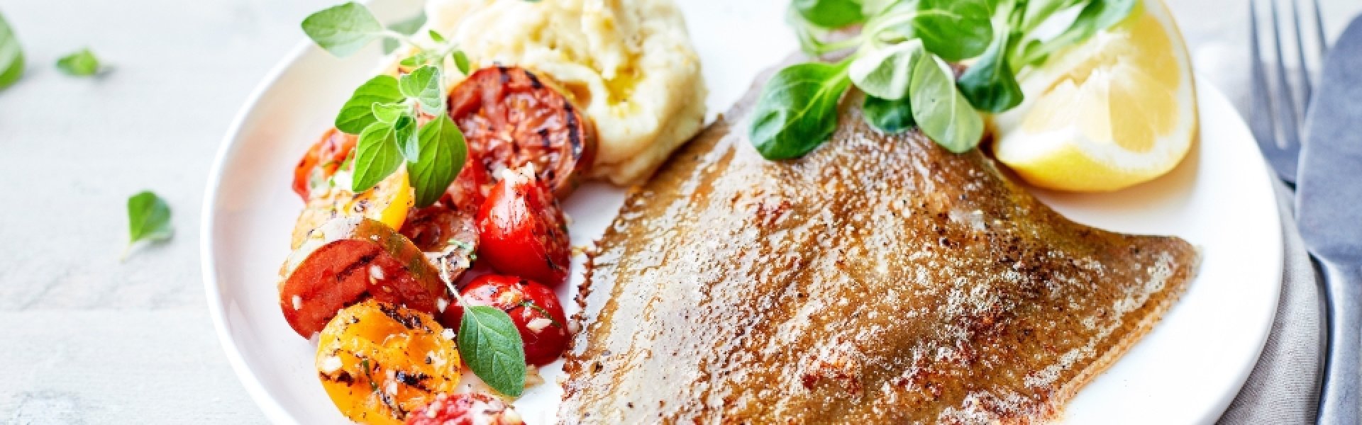 Plie, purée de pommes de terre onctueuse et salade de tomates grillées